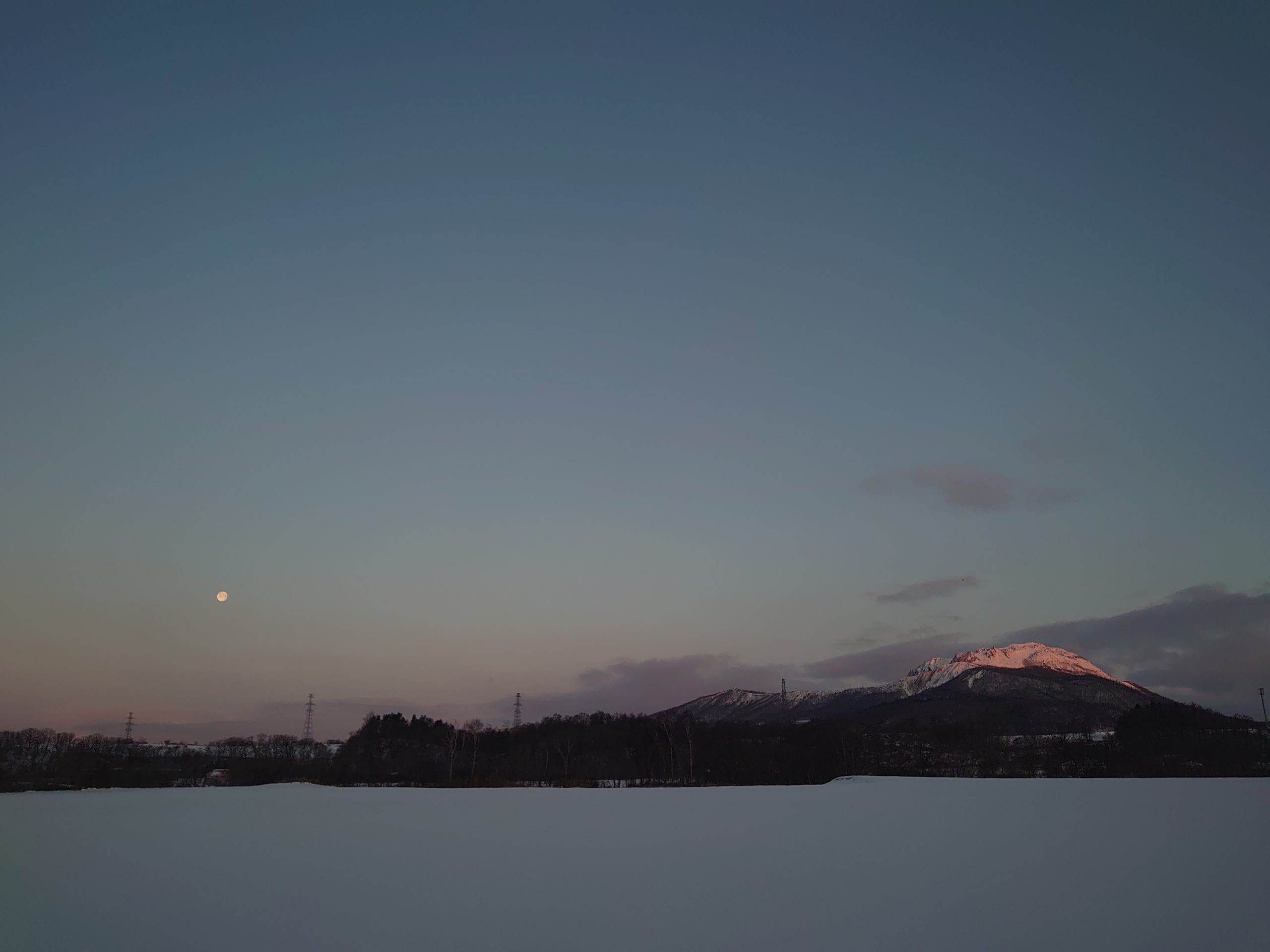 87-朝焼けのまんまるお月さまと有珠山 